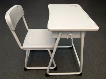 Porcellana Lo scrittorio e la sedia vuoti dello studente hanno messo con lo schienale/tavolo della presidenza di plastica fornitore