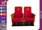 Alti sedili rossi posteriori della sala con il logo di legno della società del bordo laterale fornitore