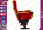 Le sedie rosse della disposizione dei posti a sedere del teatro dello stadio della coperta di tela con il supporto della bevanda/hanno piegato i sedili di film fornitore