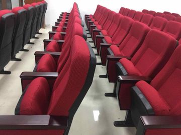 Porcellana I pp appoggiano e mettono le sedie a sedere di corridoio di conferenza della chiesa della sala con la compressa di scrittura piegata fornitore