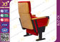 Le sedie rosse della disposizione dei posti a sedere del teatro dello stadio della coperta di tela con il supporto della bevanda/hanno piegato i sedili di film fornitore