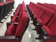 I pp appoggiano e mettono le sedie a sedere di corridoio di conferenza della chiesa della sala con la compressa di scrittura piegata fornitore
